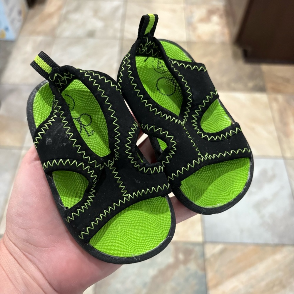OP Ocean Pacific green and black neoprene sandals in size 4 toddler GUC